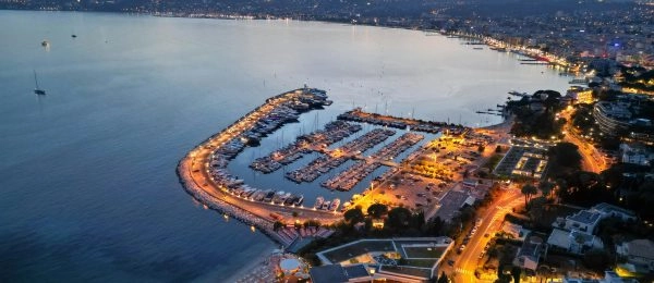 Seaports and Marine Reserves: Similar Diversity, Different Worlds